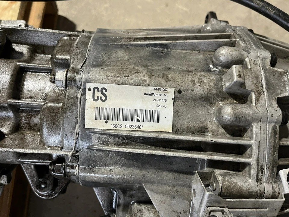 2005 GMC Yukon Denali – 6.0L LQ4 Engine & 4L65 4x4 Automatic Transmission Pullout - Image 4