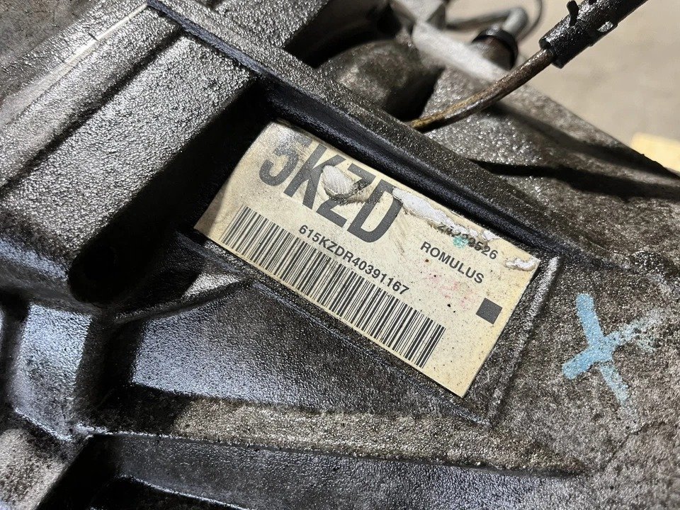 2005 GMC Yukon Denali – 6.0L LQ4 Engine & 4L65 4x4 Automatic Transmission Pullout - Image 5