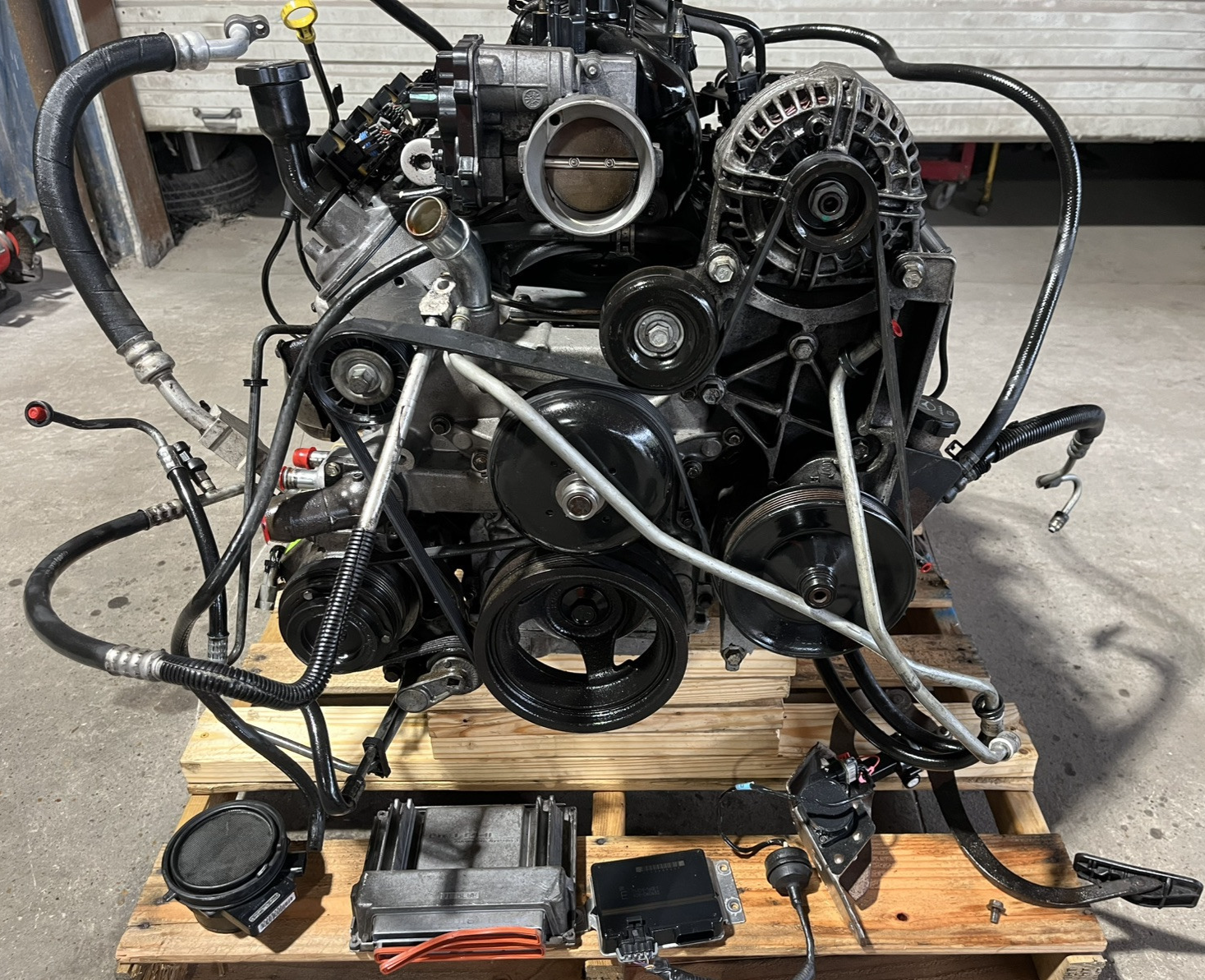 2005 GMC Yukon Denali – 6.0L LQ4 Engine & 4L65 4x4 Automatic Transmission Pullout - Image 6